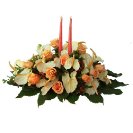 Composizione centrotavola con fiori di stagione e candele